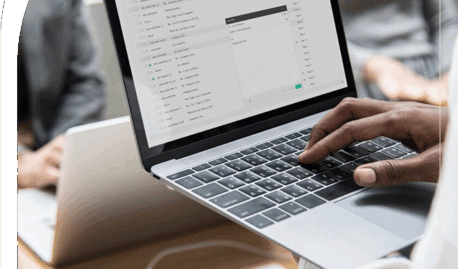 Laptop in der Hand