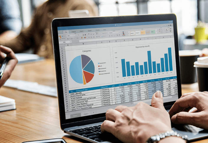 Excel-Statistiken-am Rechner