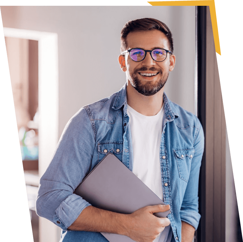 Junger Unternehmer erfreut nach erfolgreicher Keyword Optimierung