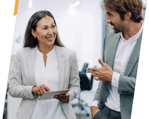 Managerin zeigt ihren Mitarbeitern wie viel durch die Contentbär Backlinks gespart wurde