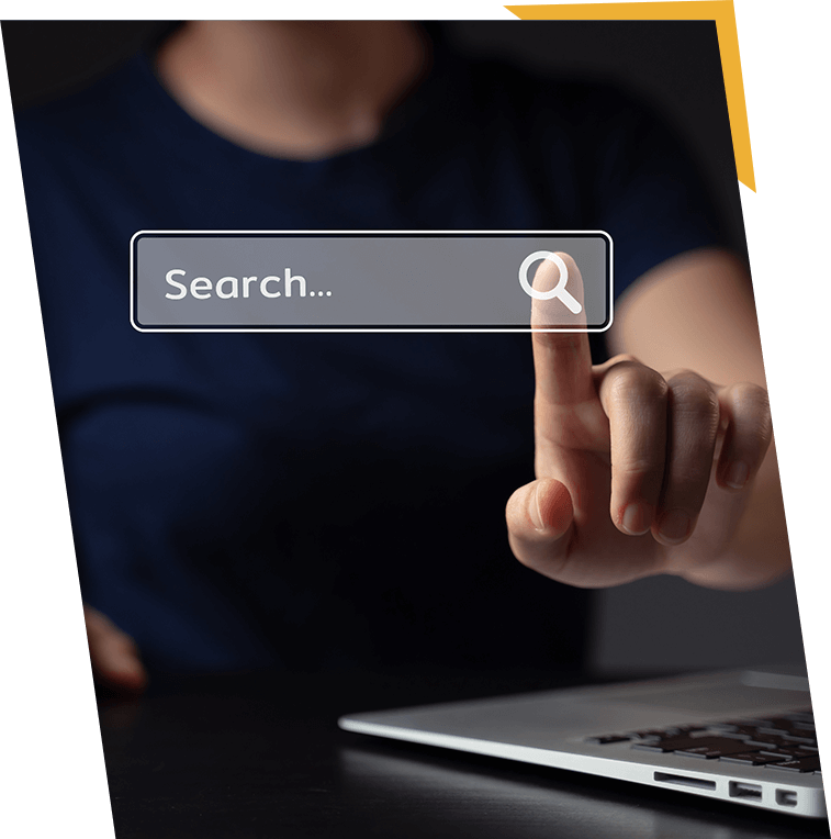 Frau nutzt die Browser-Suche mit Hologramm Effekt
