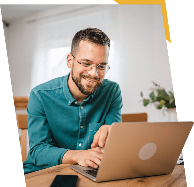 Mann nutzt WordPress